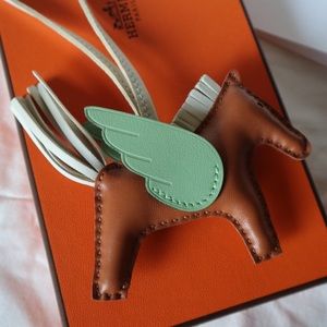🔸Pegasus Charm PM Gold/Craie/Vert Criquet. BRAND NEW, NEVER USED.
